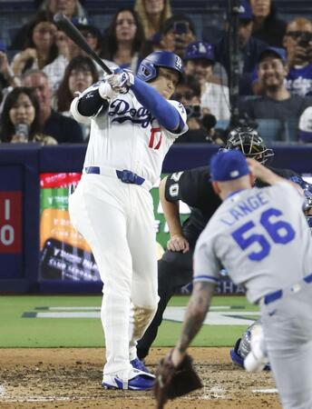 　ロイヤルズ戦の７回、中前打を放つドジャース・大谷＝ロサンゼルス（共同）