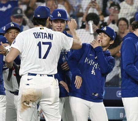 　ロイヤルズに勝利し、タッチを交わす際に大谷（17）からちょっかいを出されるドジャース・山本（右端）。右から２人目は佐々木朗＝ロサンゼルス（共同）