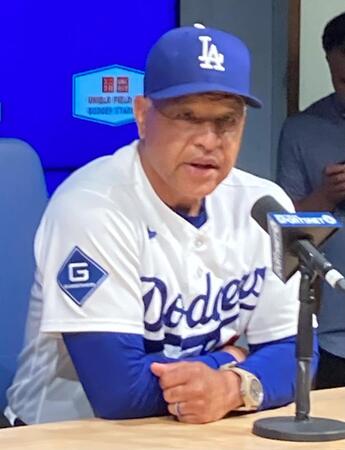 試合後の会見で報道陣の質問に答えるロバーツ監督（撮影・小林信行）