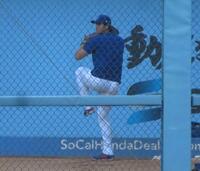 ブルペンでシャドーピッチングを行う大谷（撮影・小林信行）
