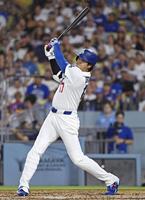 　ロイヤルズ戦の３回、右中間に適時二塁打を放つドジャース・大谷＝ロサンゼルス（共同）