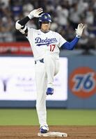 　ロイヤルズ戦の３回、適時二塁打を放ち、塁上でポーズをとるドジャース・大谷＝ロサンゼルス（共同）
