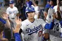 　ロイヤルズ戦の３回、フリーマンの適時打で生還し、タッチを交わすドジャース・大谷＝ロサンゼルス（共同）