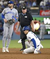　ロイヤルズ戦の７回、二盗を決めるドジャース・大谷＝ロサンゼルス（共同）