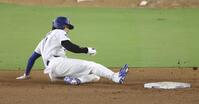 　ロイヤルズ戦の７回、二盗を決めるドジャース・大谷＝ロサンゼルス（共同）