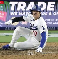 　ロイヤルズ戦の７回、フリーマンの適時打で生還したドジャースの二走大谷＝ロサンゼルス（共同）