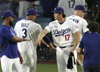 　ロイヤルズに勝利し、タッチを交わすドジャース・大谷（17）＝ロサンゼルス（共同）