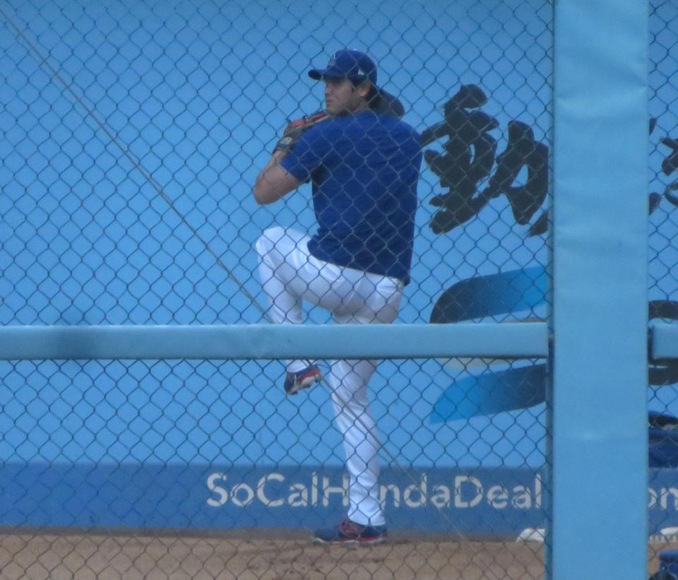 ブルペンでシャドーピッチングを行う大谷（撮影・小林信行）
