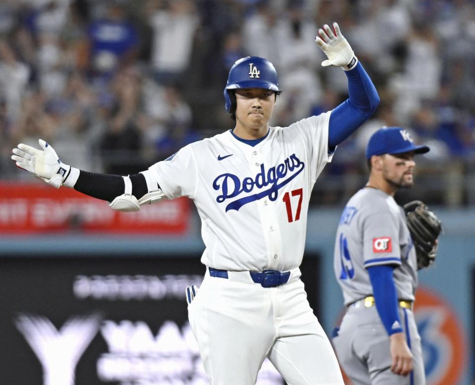　ロイヤルズ戦の３回、適時二塁打を放ち、塁上でポーズをとるドジャース・大谷＝ロサンゼルス（共同）