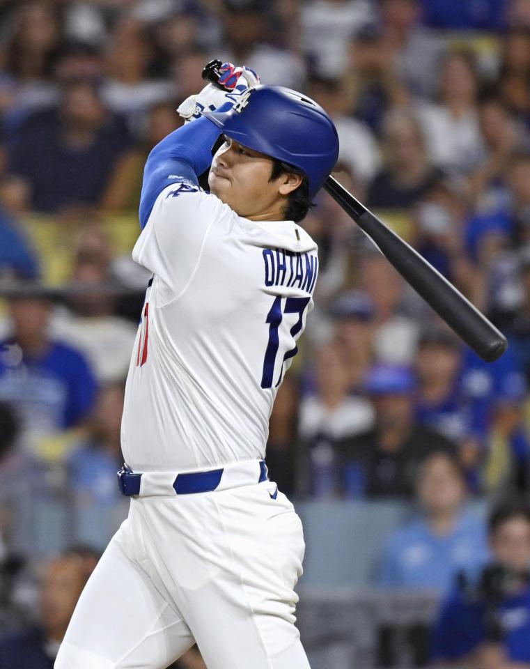 　ロイヤルズ戦の３回、右中間に適時二塁打を放つドジャース・大谷＝ロサンゼルス（共同）