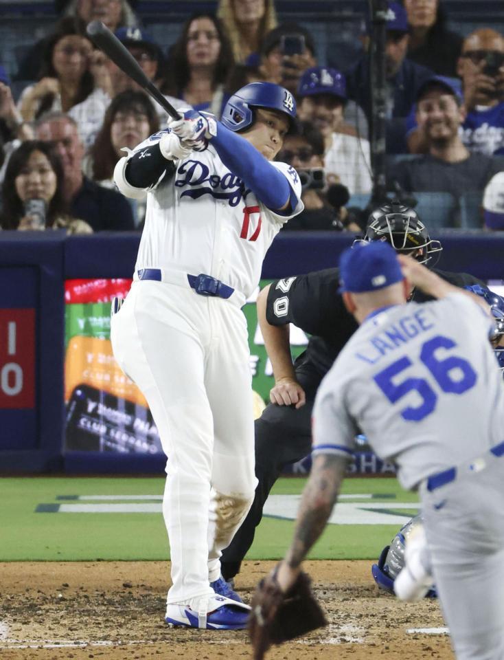 　ロイヤルズ戦の７回、中前打を放つドジャース・大谷＝ロサンゼルス（共同）