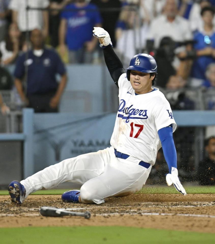 　ロイヤルズ戦の７回、フリーマンの適時打で生還するドジャースの二走大谷＝ロサンゼルス（共同）