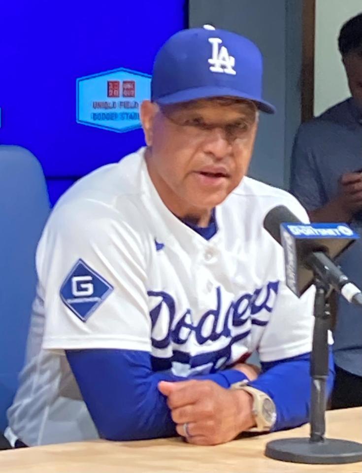 試合後の会見で報道陣の質問に答えるロバーツ監督（撮影・小林信行）