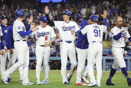 サヨナラ勝ちし、タッチを交わす大谷（中央）＝共同