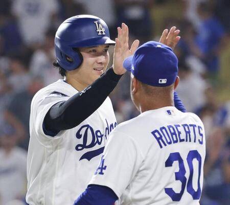 サヨナラ勝ちし、ロバーツ監督（右）とタッチを交わす大谷（共同）