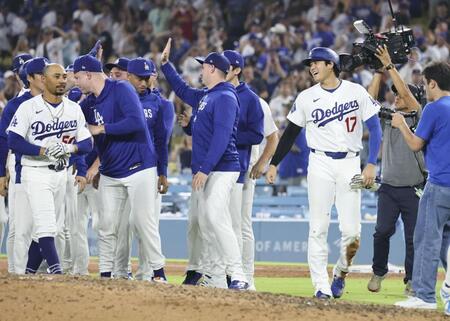 サヨナラ勝ちし、喜ぶ大谷（１７）ら（共同）
