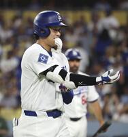 ７回、一ゴロに倒れた大谷（共同）
