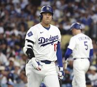 ３回、空振り三振に倒れた大谷（共同）