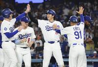 サヨナラ勝ちし、タッチを交わす大谷（共同）