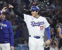 サヨナラ勝ちし、喜ぶ大谷（共同）