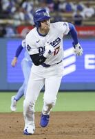 10月回、後続のゴロで三塁へ向かう二走大谷（共同）