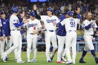 サヨナラ勝ちし、タッチを交わす大谷（中央）＝共同