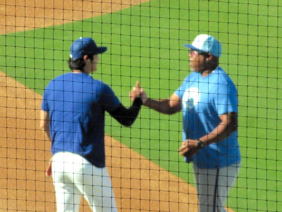 ロイヤルズのテムズコーチ（右）と握手をかわす大谷（撮影・小林信行）