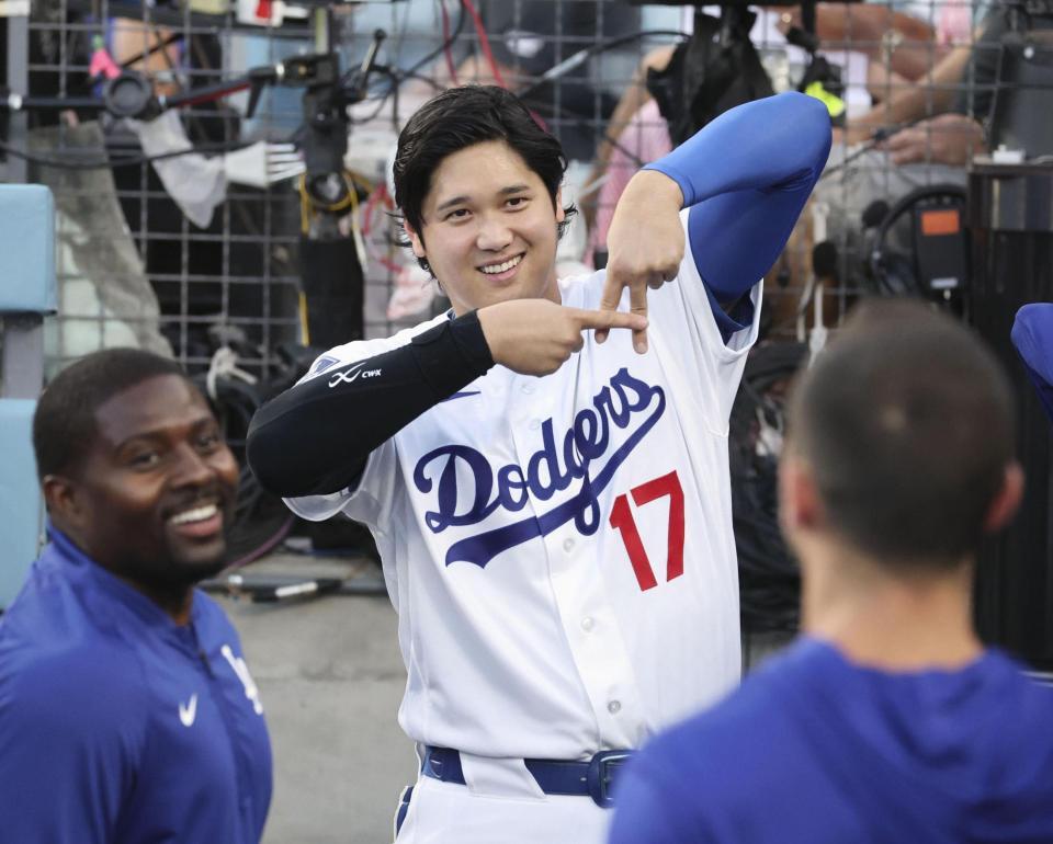 試合前にチームメートと笑顔で言葉を交わす大谷（共同）