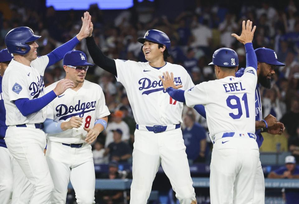 サヨナラ勝ちし、タッチを交わす大谷（共同）
