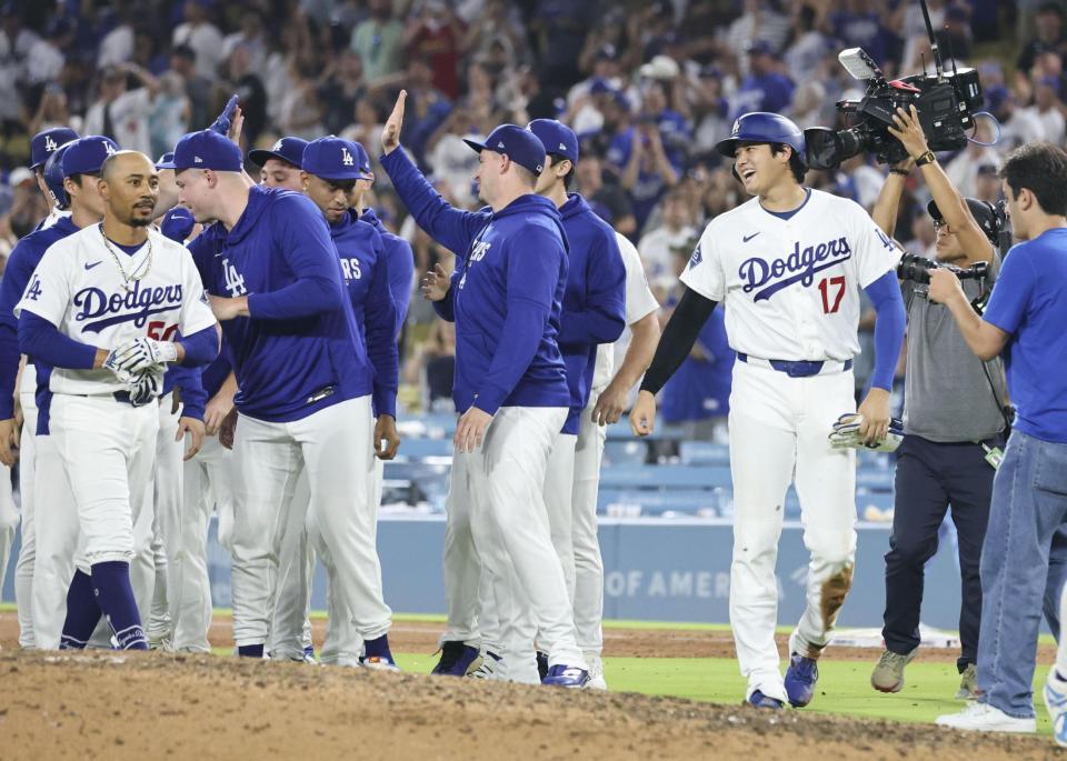 サヨナラ勝ちし、喜ぶ大谷（１７）ら（共同）