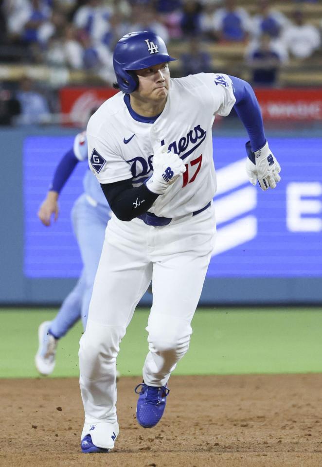 10月回、後続のゴロで三塁へ向かう二走大谷（共同）