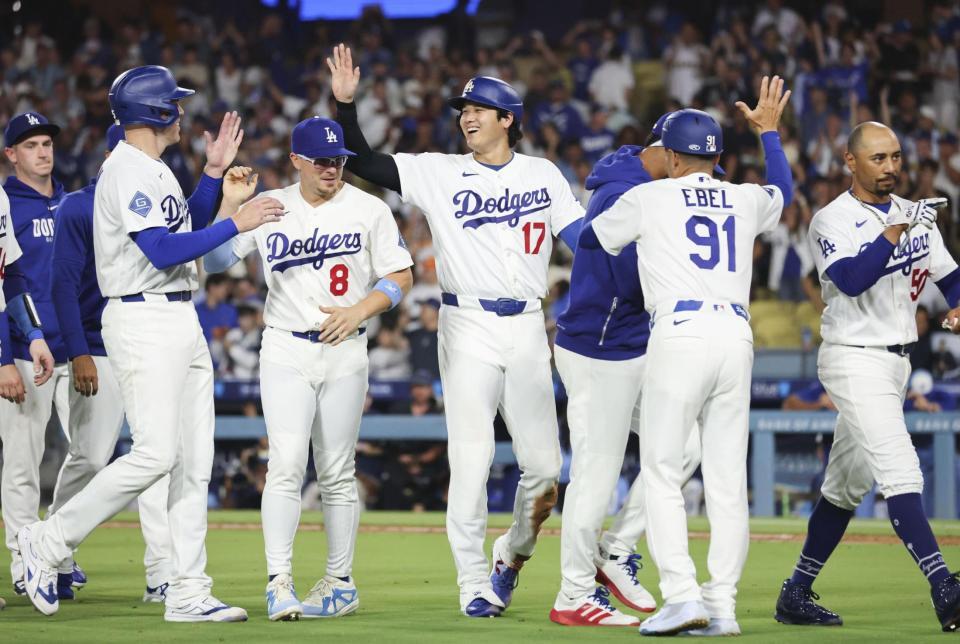 サヨナラ勝ちし、タッチを交わす大谷（中央）＝共同