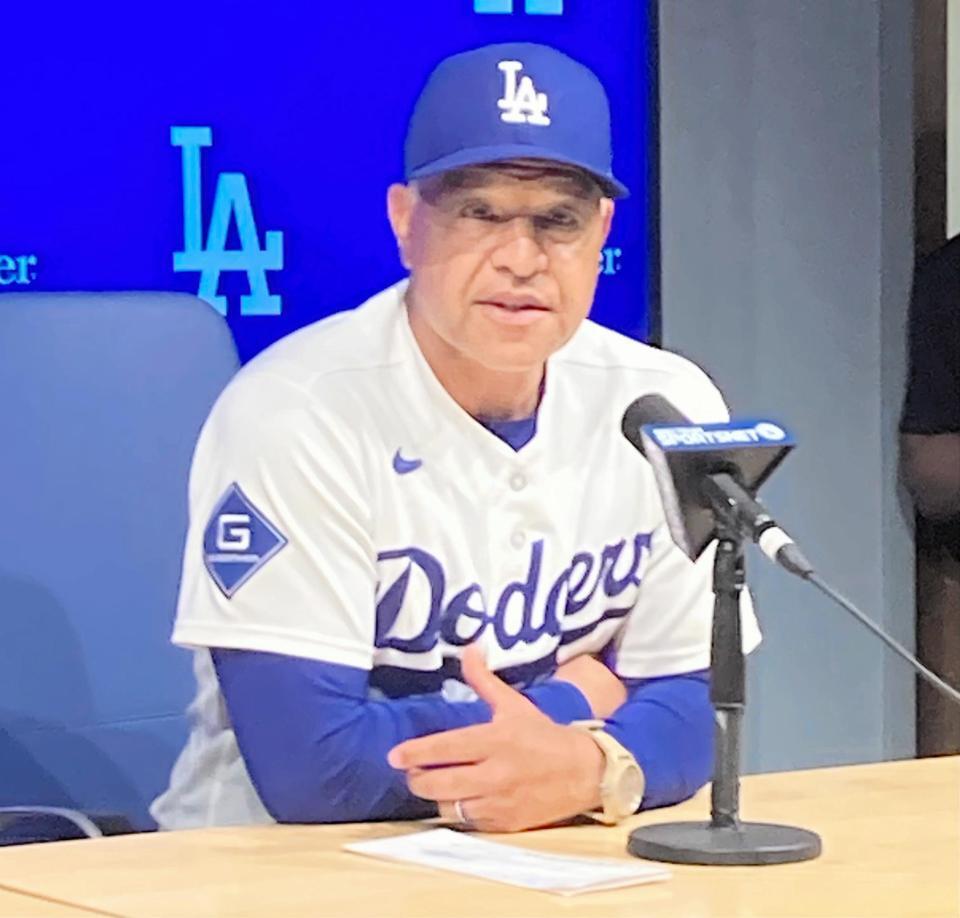 試合後の会見でサヨナラ勝利について語るロバーツ監督（撮影・小林信行）