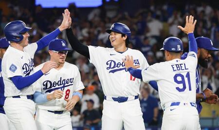 　サヨナラ勝ちし、笑顔でタッチを交わすドジャース・大谷（共同）