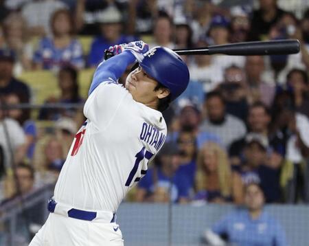 　ロイヤルズ戦の３回、27号２ランを放つドジャース・大谷＝ロサンゼルス（共同）