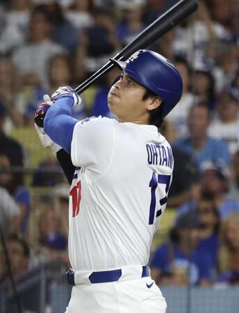 　ロイヤルズ戦の３回、27号２ランを放つドジャース・大谷＝ロサンゼルス（共同）