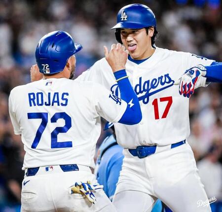 ２７号逆転２ランを放ち、ロハスとデコピンポースをかわす大谷（ロサンゼルス・ドジャース提供）