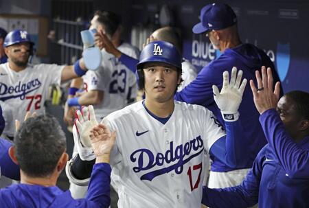 　ロイヤルズ戦の３回、27号２ランを放ち、ベンチで迎えられるドジャース・大谷＝ロサンゼルス（共同）