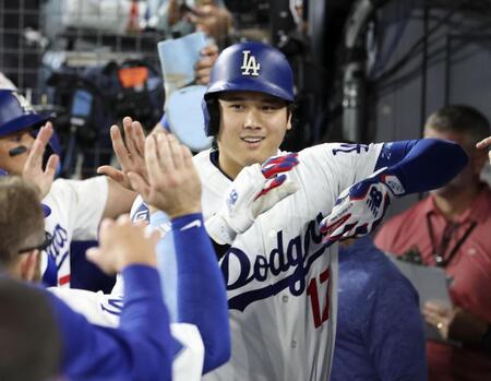 　ロイヤルズ戦の３回、27号２ランを放ち、ベンチで迎えられるドジャース・大谷＝ロサンゼルス（共同）
