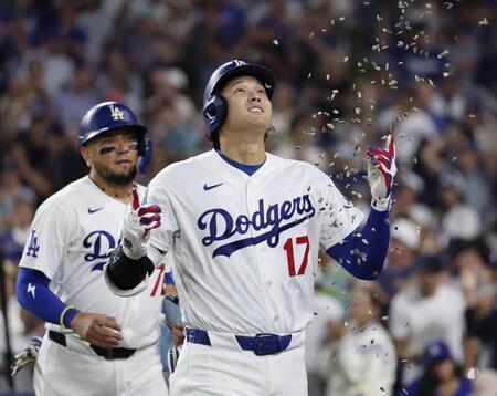 　ロイヤルズ戦の３回、27号２ランを放ち、祝福されるドジャース・大谷＝ロサンゼルス（共同）