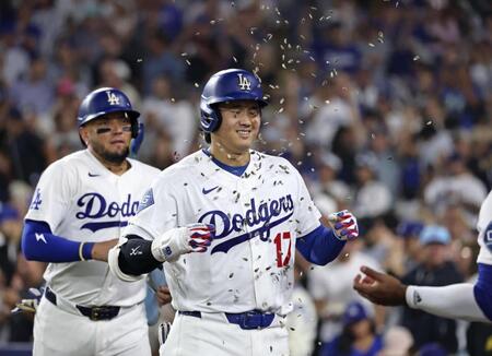 　ロイヤルズ戦の３回、27号２ランを放ち、祝福されるドジャース・大谷＝ロサンゼルス（共同）
