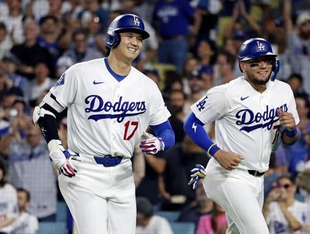 　ロイヤルズ戦の３回、27号２ランを放ち、笑顔のドジャース・大谷。右は二走ロハス＝ロサンゼルス（共同）