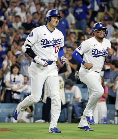 　ロイヤルズ戦の３回、27号２ランを放ち、笑顔のドジャース・大谷。右は二走ロハス＝ロサンゼルス（共同）