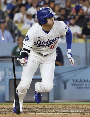 　ロイヤルズ戦の７回、右前打を放つドジャース・大谷＝ロサンゼルス（共同）