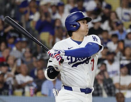 　ロイヤルズ戦の７回、右前打を放つドジャース・大谷＝ロサンゼルス（共同）