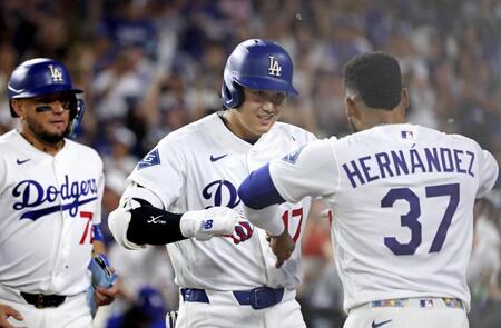 　ロイヤルズ戦の３回、27号２ランを放ち、Ｔ・ヘルナンデス（37）に祝福されるドジャース・大谷＝ロサンゼルス（共同）