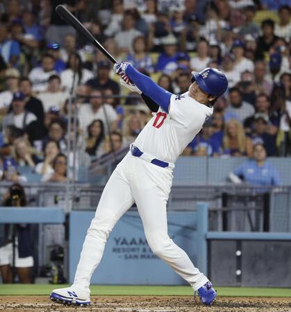 　ロイヤルズ戦の３回、27号２ランを放つドジャース・大谷＝ロサンゼルス（共同）