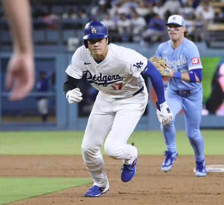 　ロイヤルズ戦の７回、パヘスの右飛で飛び出し、一、二塁間で挟まれアウトになるドジャースの一走大谷＝ロサンゼルス（共同）