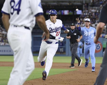 　ロイヤルズ戦の７回、パヘスの右飛で飛び出し、一、二塁間で挟まれアウトになるドジャースの一走大谷＝ロサンゼルス（共同）