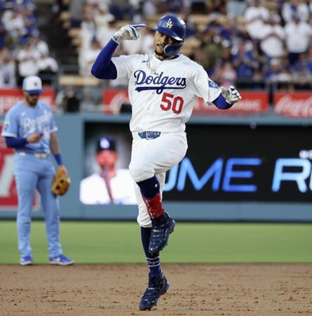 　ロイヤルズ戦の２回、本塁打を放ちポーズをとるドジャースのベッツ＝ロサンゼルス（共同）